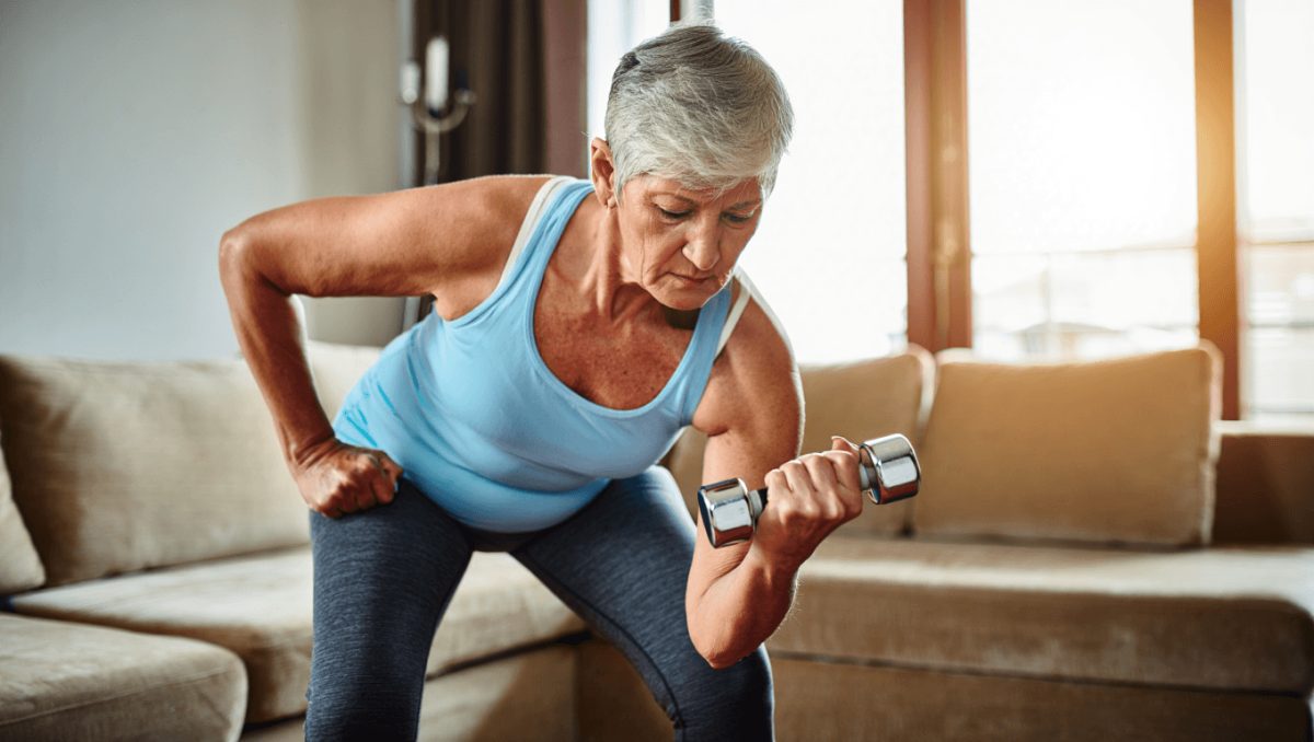 Relâchement des bras après 60 ans : 5 exercices efficaces pour se muscler