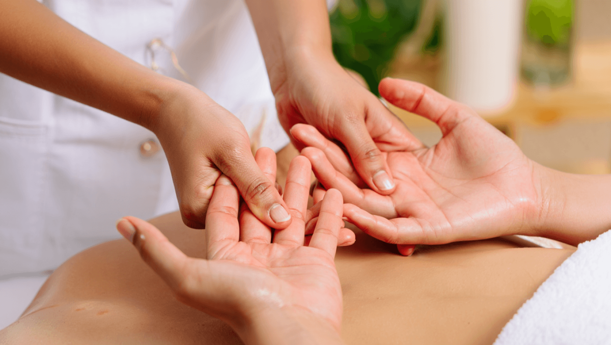 Réflexologie des mains : ces points qui apaisent le stress naturellement