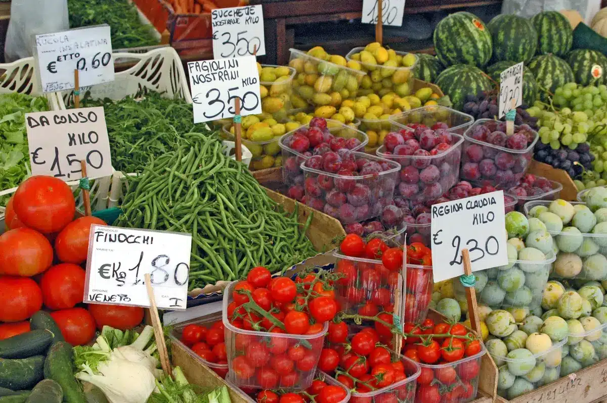 Assiette avec l&eacute;gumes frais, fruits et huiles v&eacute;g&eacute;tales du r&eacute;gime m&eacute;diterran&eacute;en