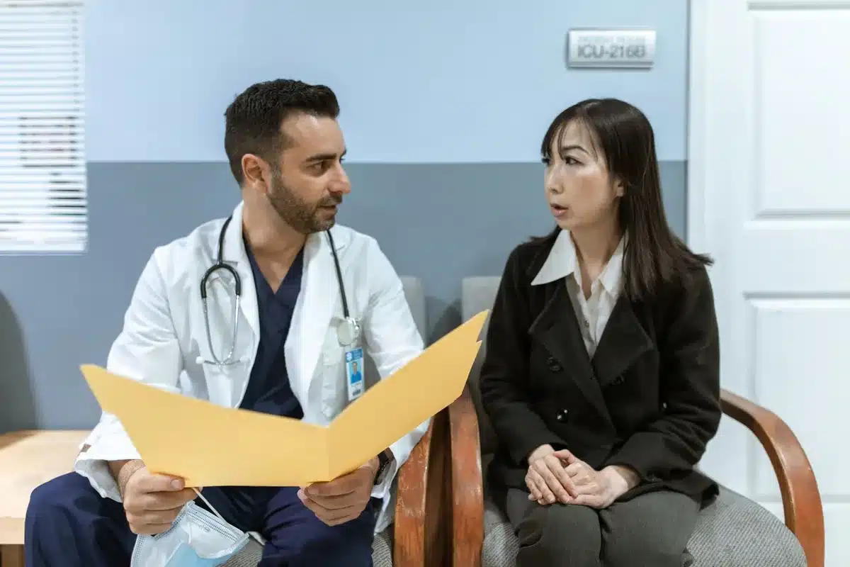 M&eacute;decin en consultation avec un patient pour discuter des risques et b&eacute;n&eacute;fices du d&eacute;pistage