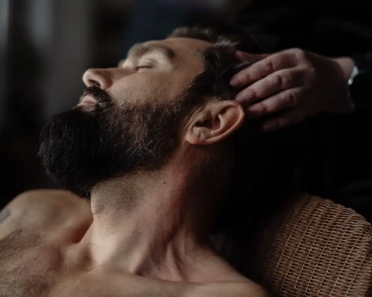 Massage doux du cuir chevelu pour induire une sensation de détente et de bien-être