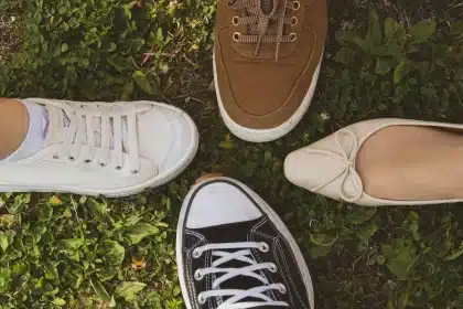 Assortiment de chaussures d'automne incluant bottines, sneakers et mocassins dans des teintes profondes