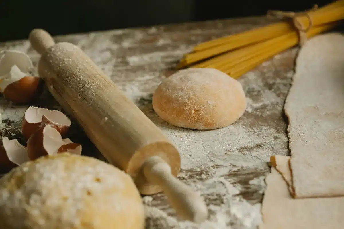 Préparation de pâtes fraîches et pâte à pain sur un plan de travail de cuisine