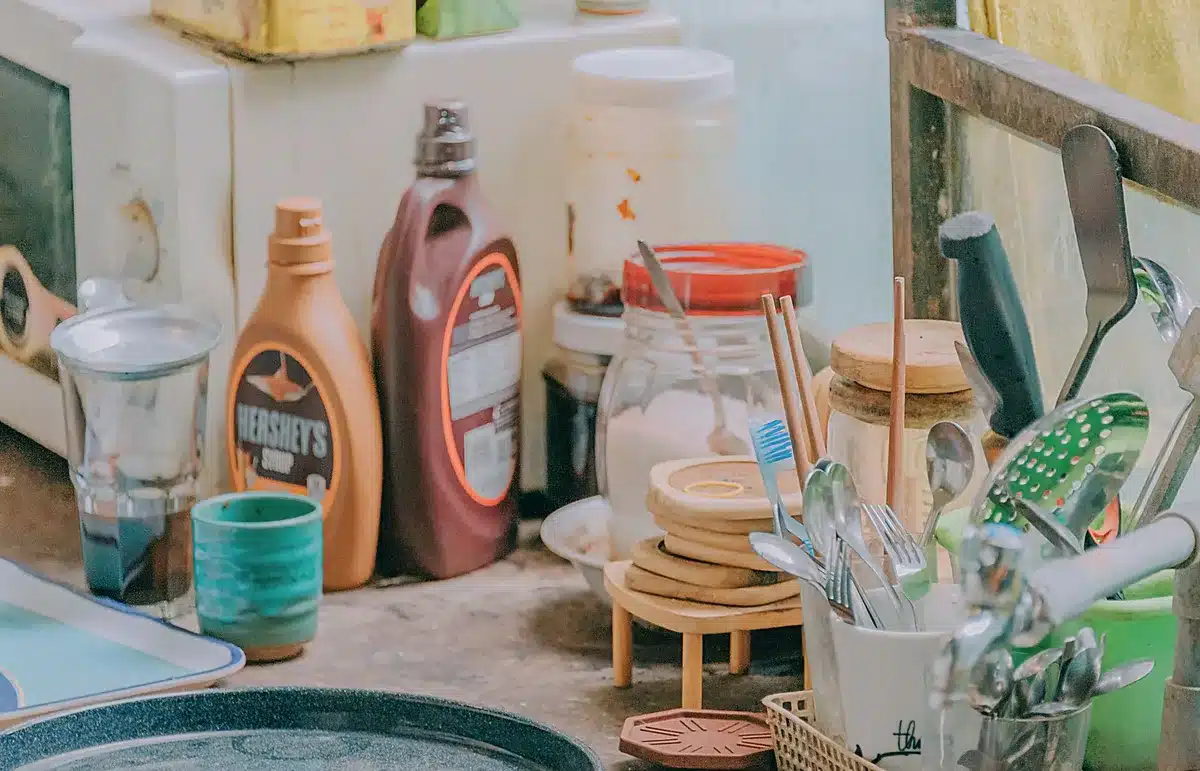 Différents récipients pour micro-ondes (verre, céramique, plastique) posés sur un plan de travail de cuisine