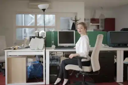 Personne se levant de sa chaise au bureau pour prendre une pause active