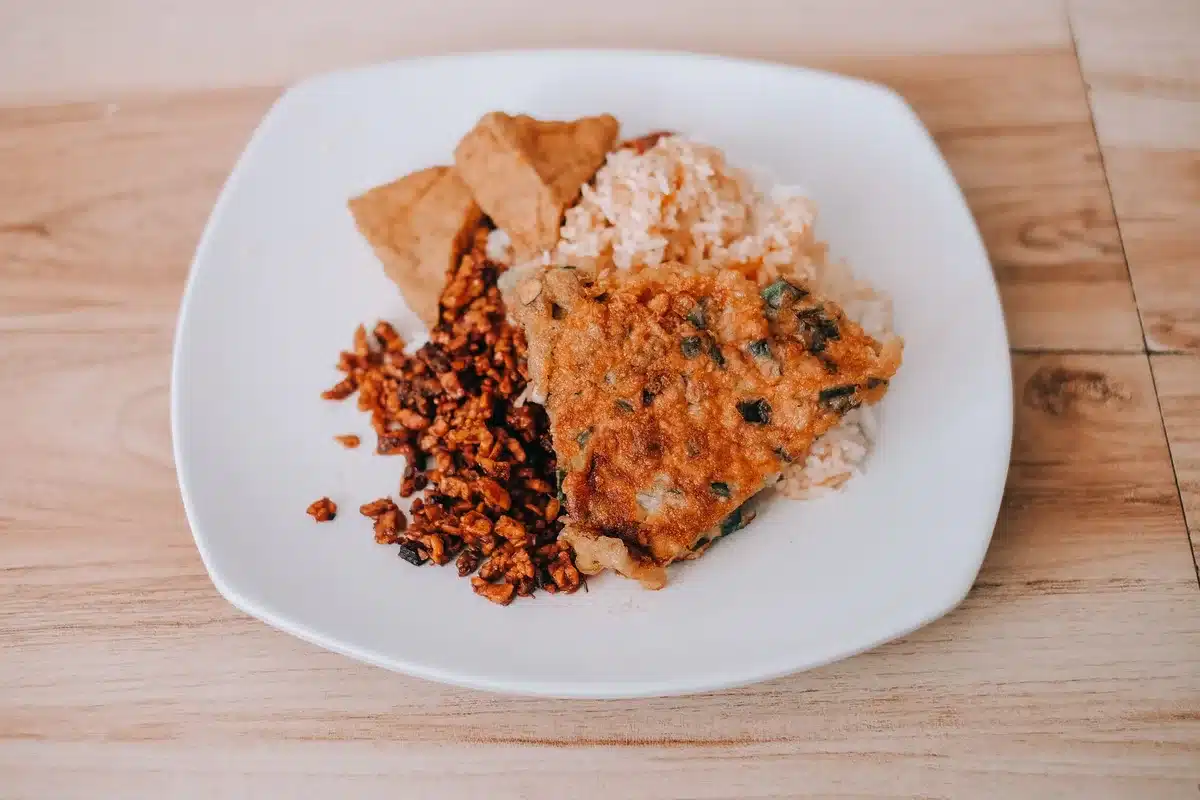 Assortiment de légumineuses, céréales et tofu prêts à cuisiner
