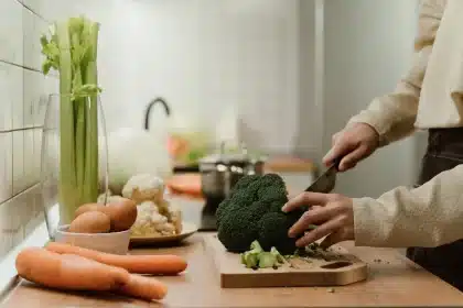 Préparation d'un repas végétarien équilibré avec légumes, légumineuses et céréales