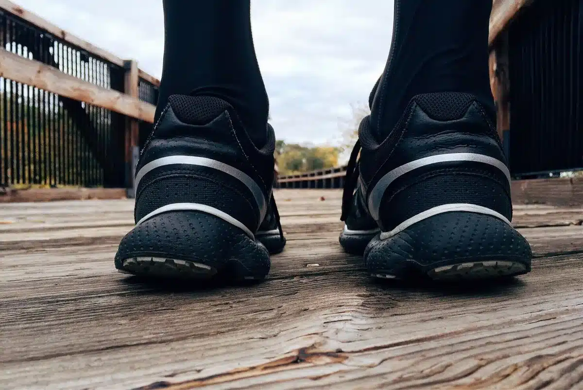 Pied d'un coureur transitionnant vers les chaussures minimalistes