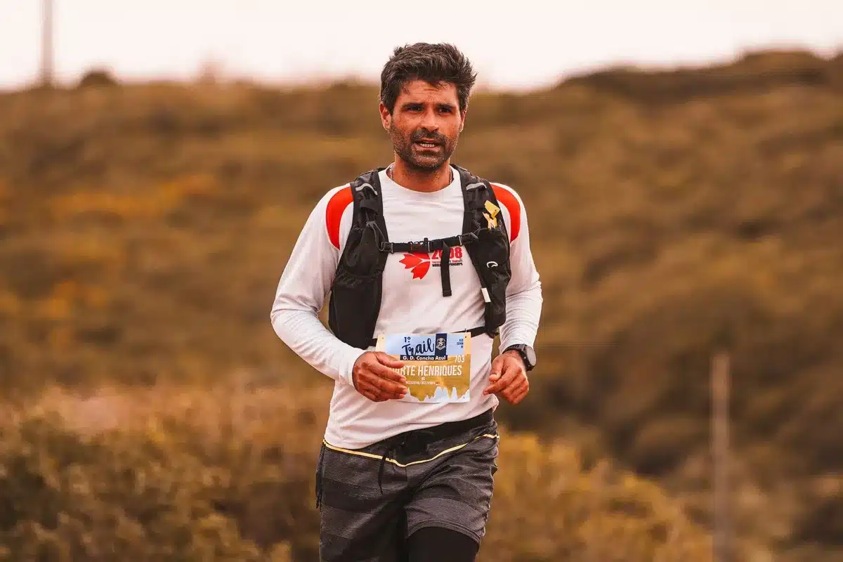 Coureur mangeant et s'hydratant pendant un ultra-trail