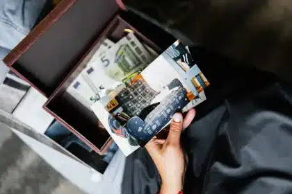 Mains qui lâchent prise sur une vieille photo ou une lettre, symbole du détachement émotionnel après une rupture.