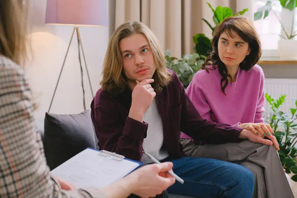 Deux personnes en discussion calme et bienveillante, l'une écoutant l'autre avec attention.