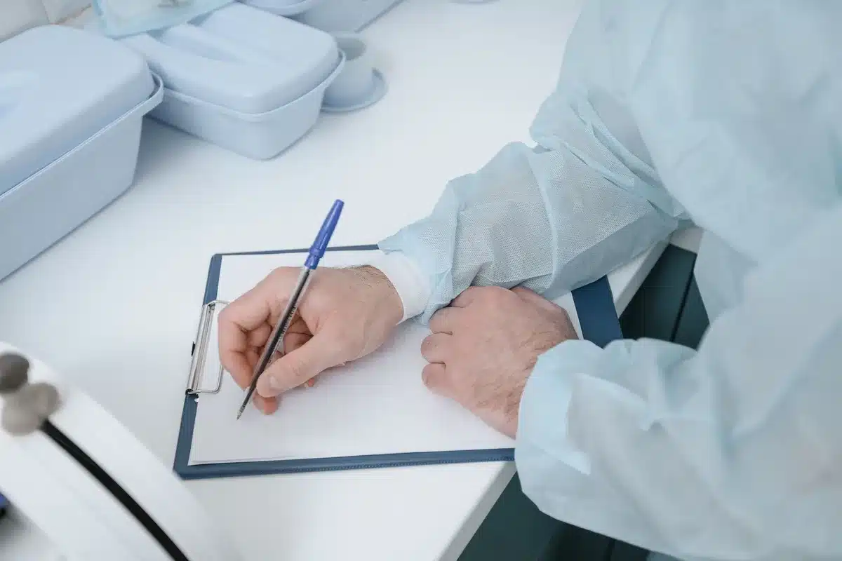 Exemple d'arbre g&eacute;n&eacute;alogique m&eacute;dical avec types de cancers, &acirc;ges de diagnostic et liens de parent&eacute; annot&eacute;s