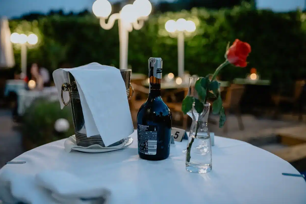 Table dressée pour deux avec bougies, verres et ambiance chaleureuse