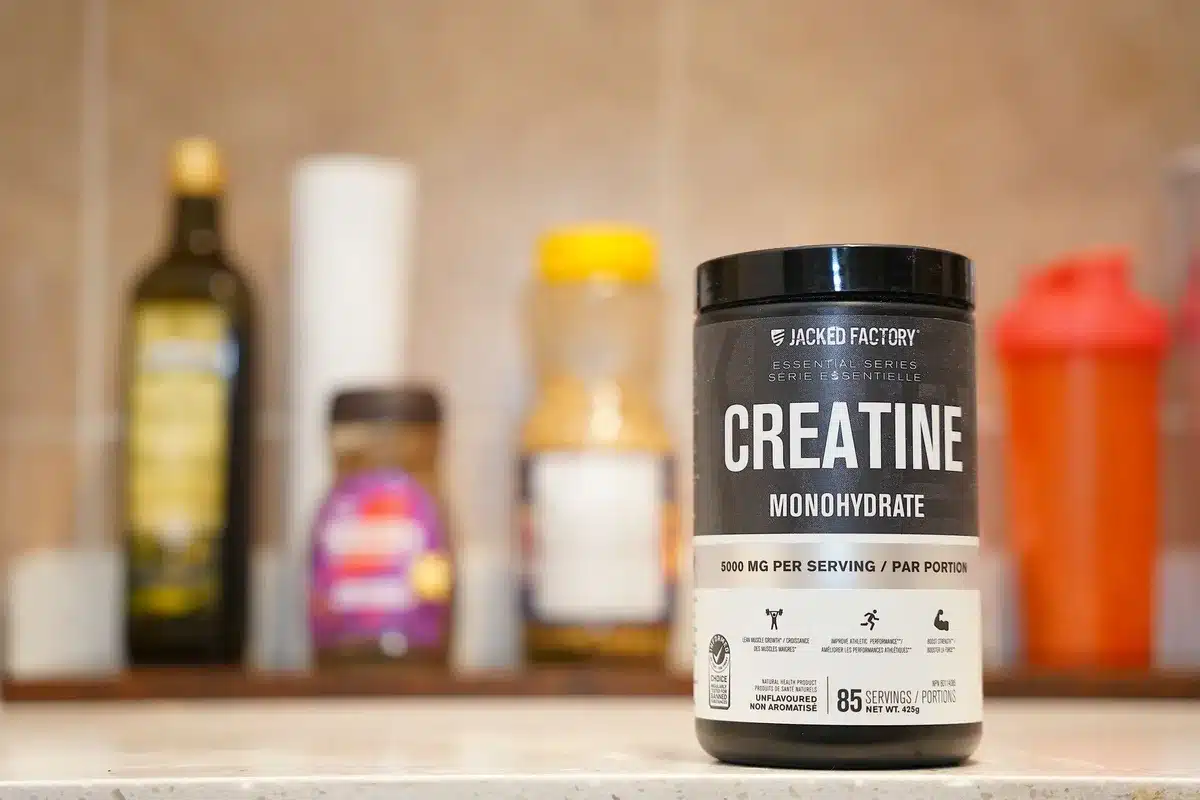 Poudre de créatine dans un verre d'eau pour la supplémentation sportive