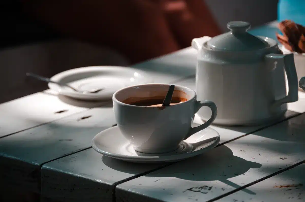 Tasse de café et thé, sources naturelles de caféine pour l'effort sportif