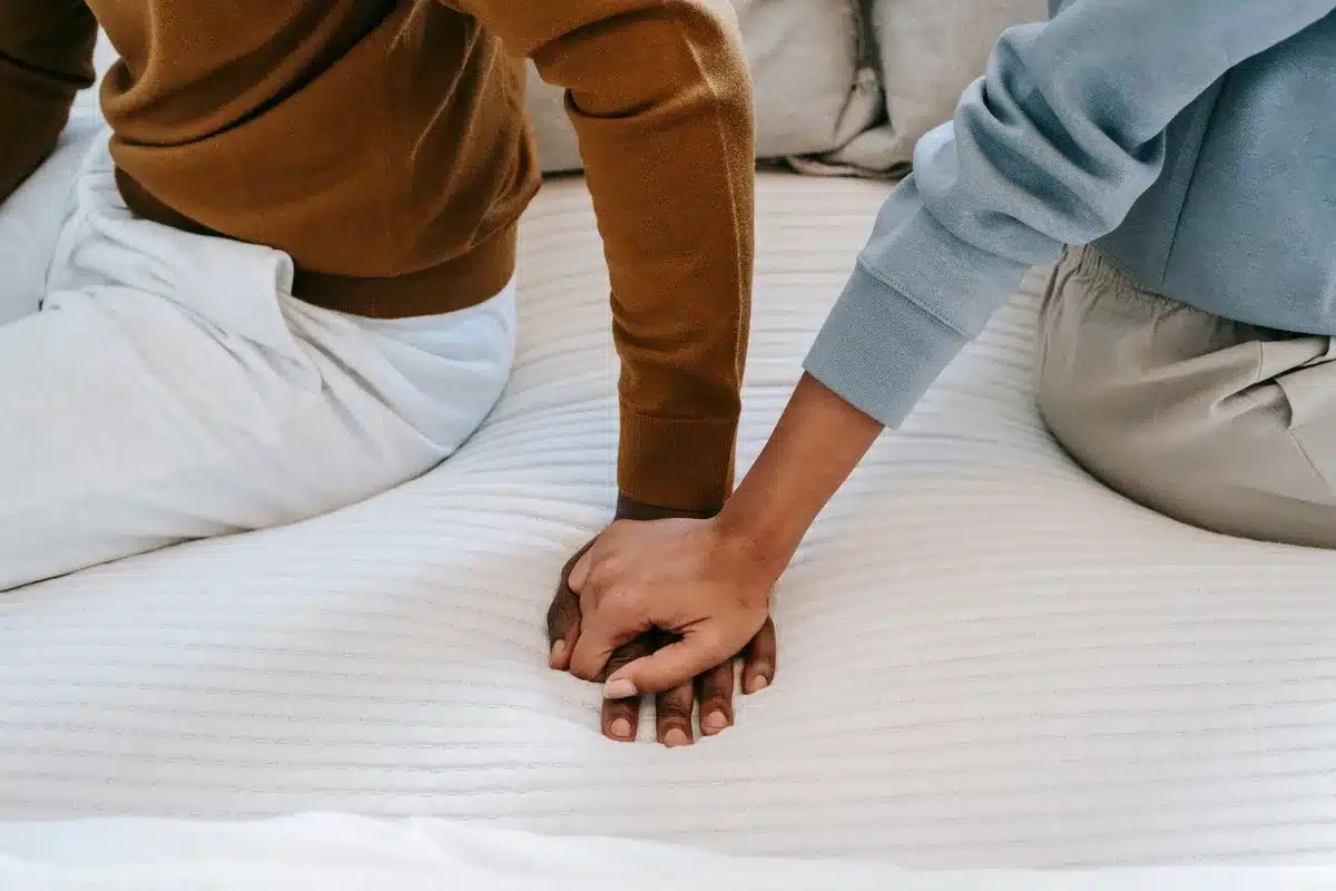 Gestes tendres et attention mutuelle entre deux partenaires