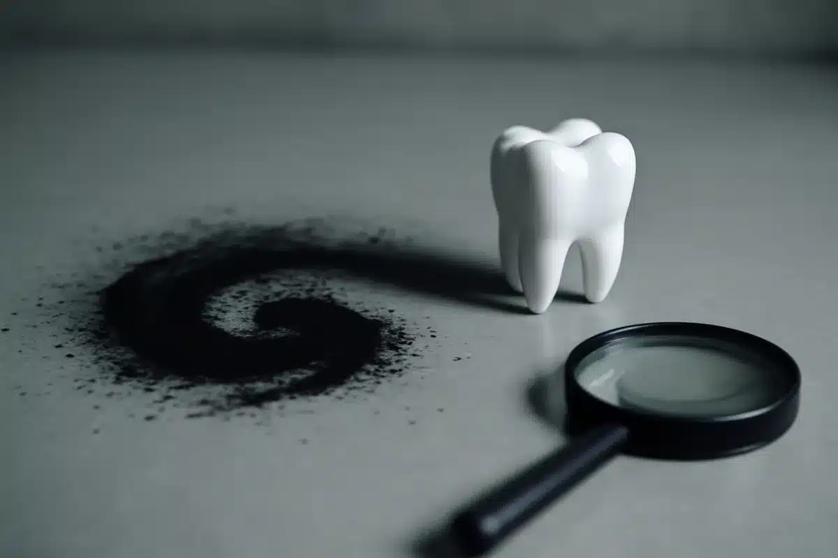 Le dentifrice au charbon blanchit-il vraiment les dents sans abîmer l'émail ?