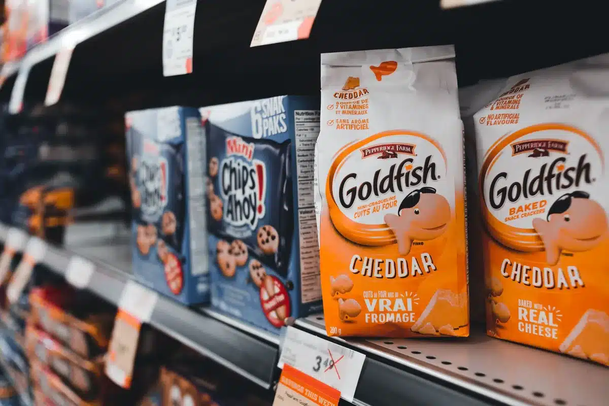 Emballages de produits alimentaires avec étiquettes nutritionnelles et logos retirés