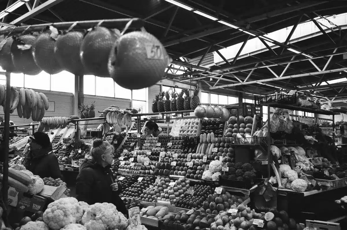 Panier de courses contenant des légumes frais, fruits et aliments bruts