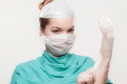 Mains de chirurgien tenant des échantillons d'implants mammaires lors d'une consultation