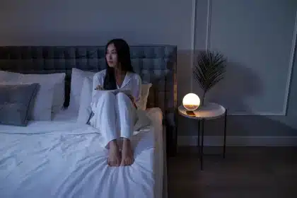Personne allongée éveillée dans l'obscurité, les yeux ouverts pendant la nuit
