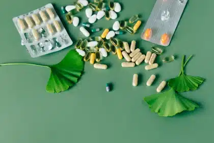 Compléments et aliments riches en nutriments pour la santé cérébrale sur un plan de travail