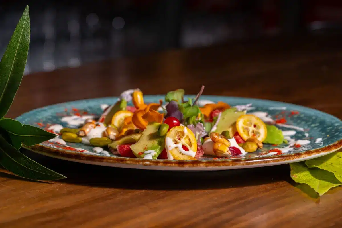Salade composée garnie de pistaches concassées et légumes frais