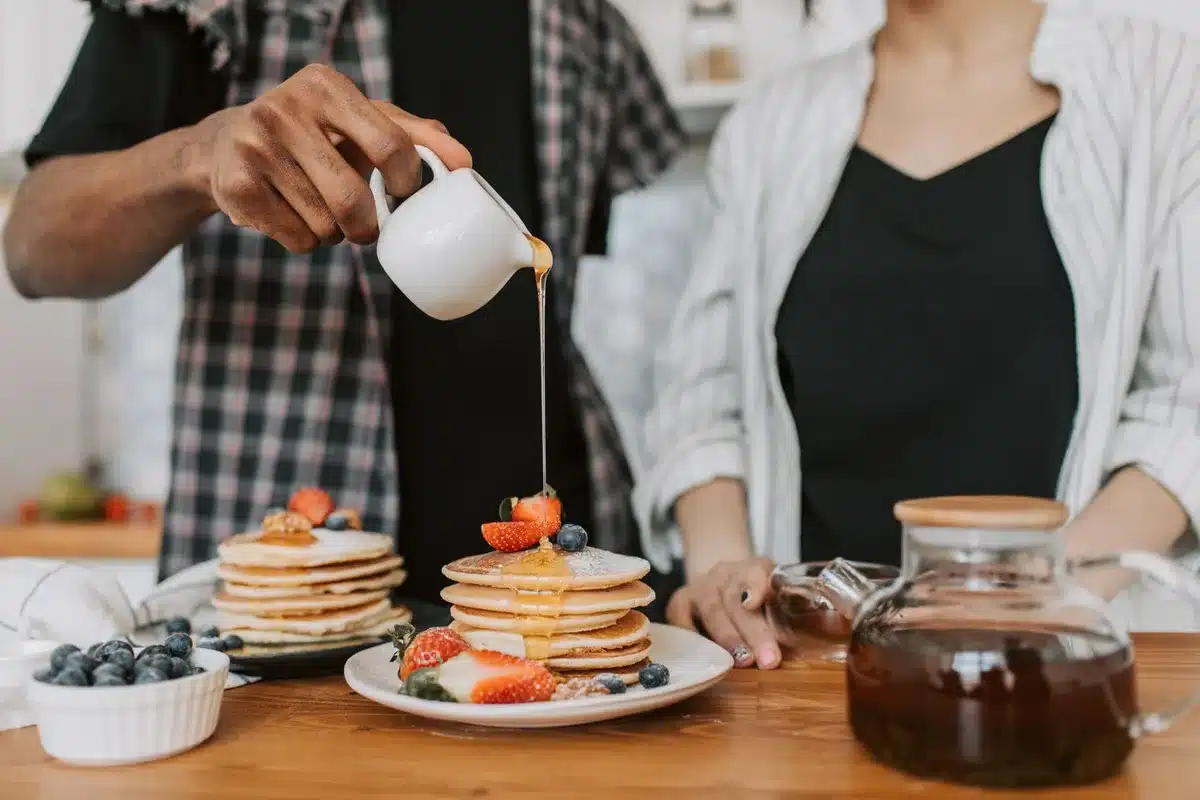 Sirop d'agave vers&eacute; dans un verre de smoothie ou une boisson froide en cuisine