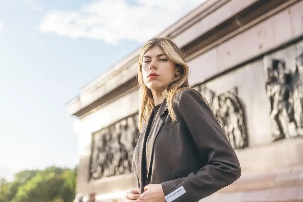 Femme portant un blazer structuré bien ajusté avec un t-shirt et un jean.