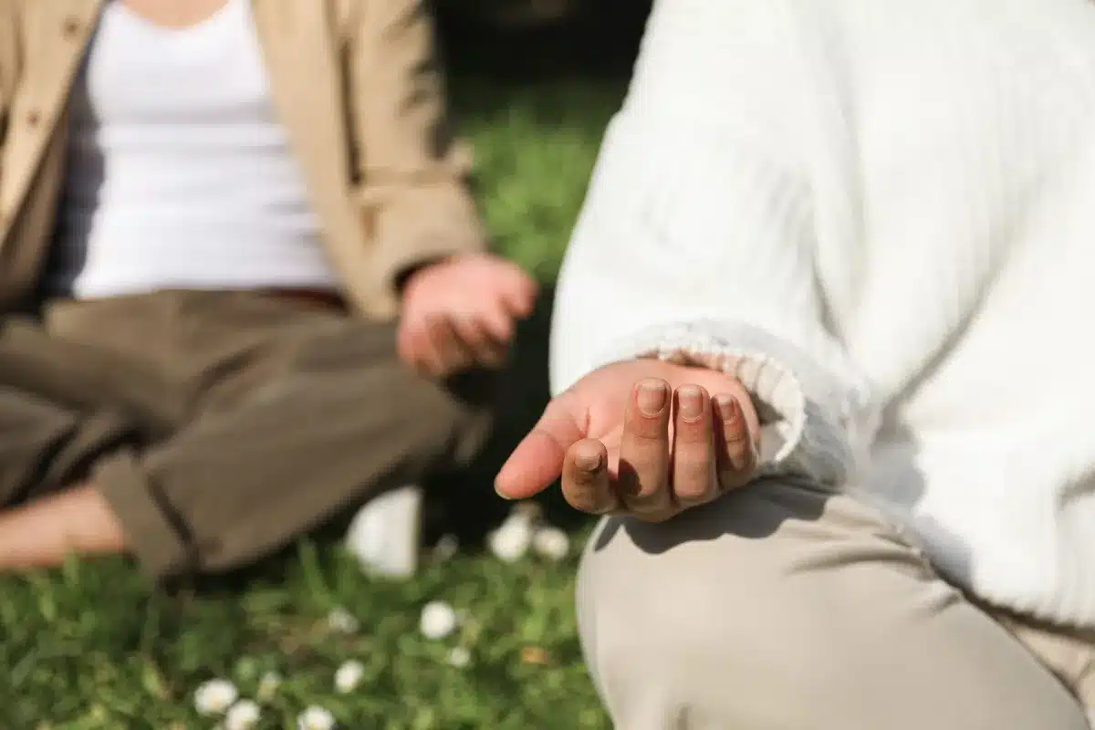 Personne pratiquant la respiration consciente et la méditation des mains
