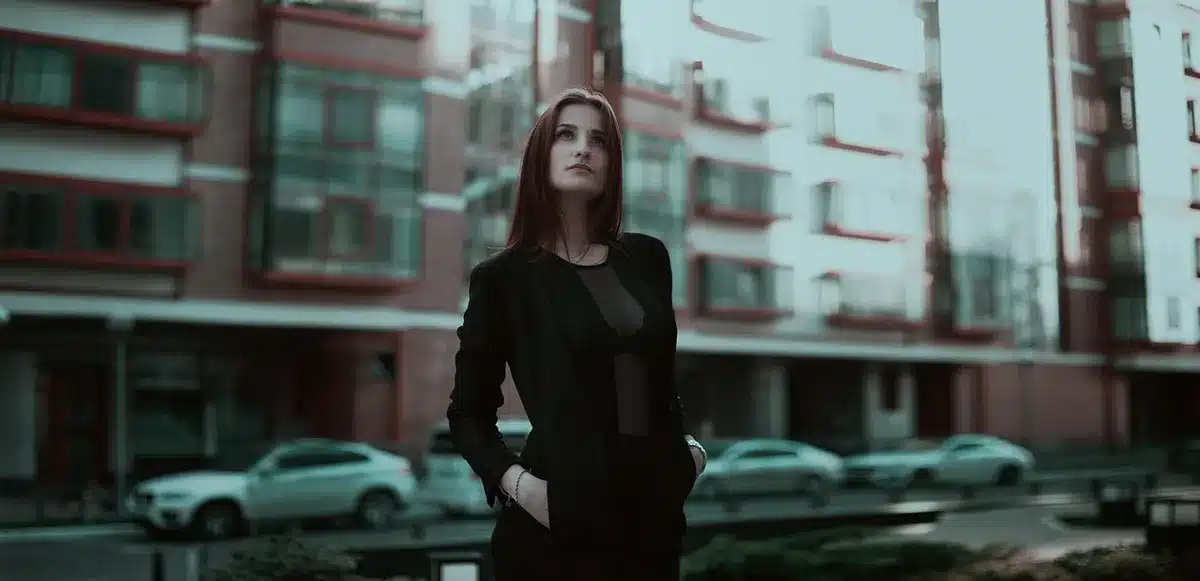 Femme en tenue de bureau avec pantalon large, chemise et veste structurée