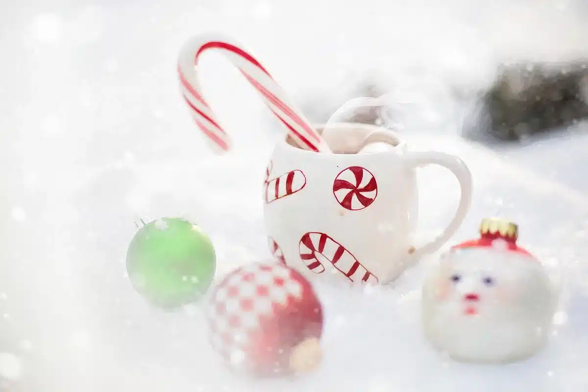 Infusion chaude dans une tasse, alternative au café