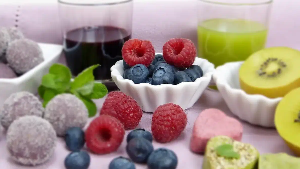 Petit-déjeuner équilibré avec flocons d'avoine, œuf et fruits oléagineux