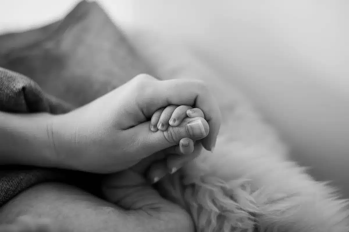 Parent écoutant un enfant dans un salon lumineux