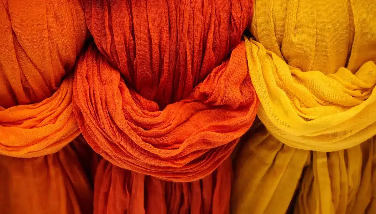 Cataplasme d'argile recouvert d'un linge propre et maintenu en place sur un bras