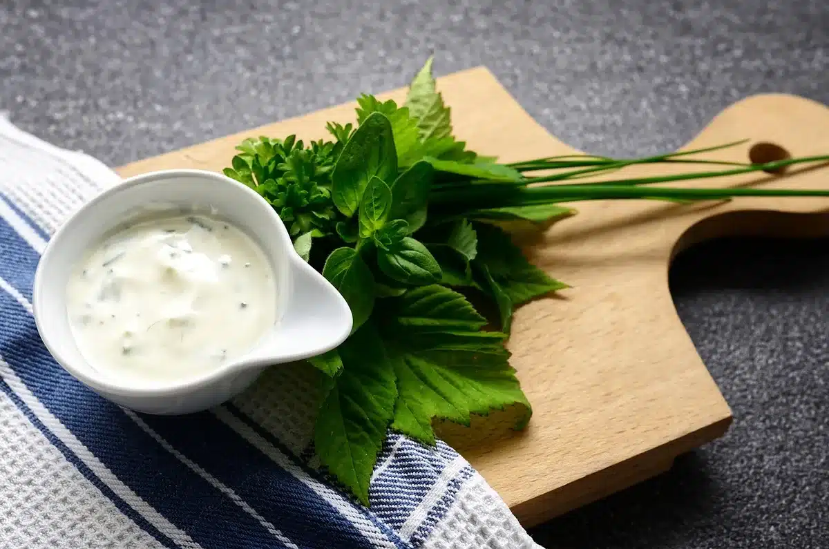 Salade fraîche avec vinaigrette et herbes aromatiques