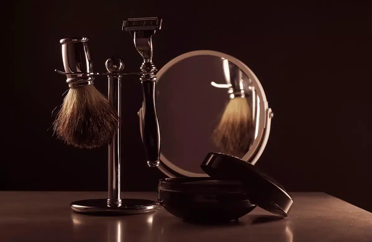 Brosse à poils doux utilisée pour nettoyer et raviver la texture d'une veste en daim