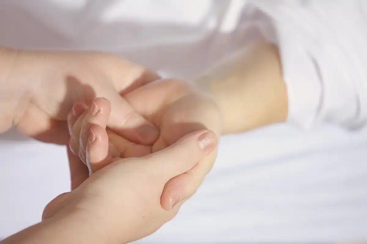 Personne pratiquant l'auto-massage de la vo&ucirc;te plantaire avec une balle et l'&eacute;tirement des mollets.