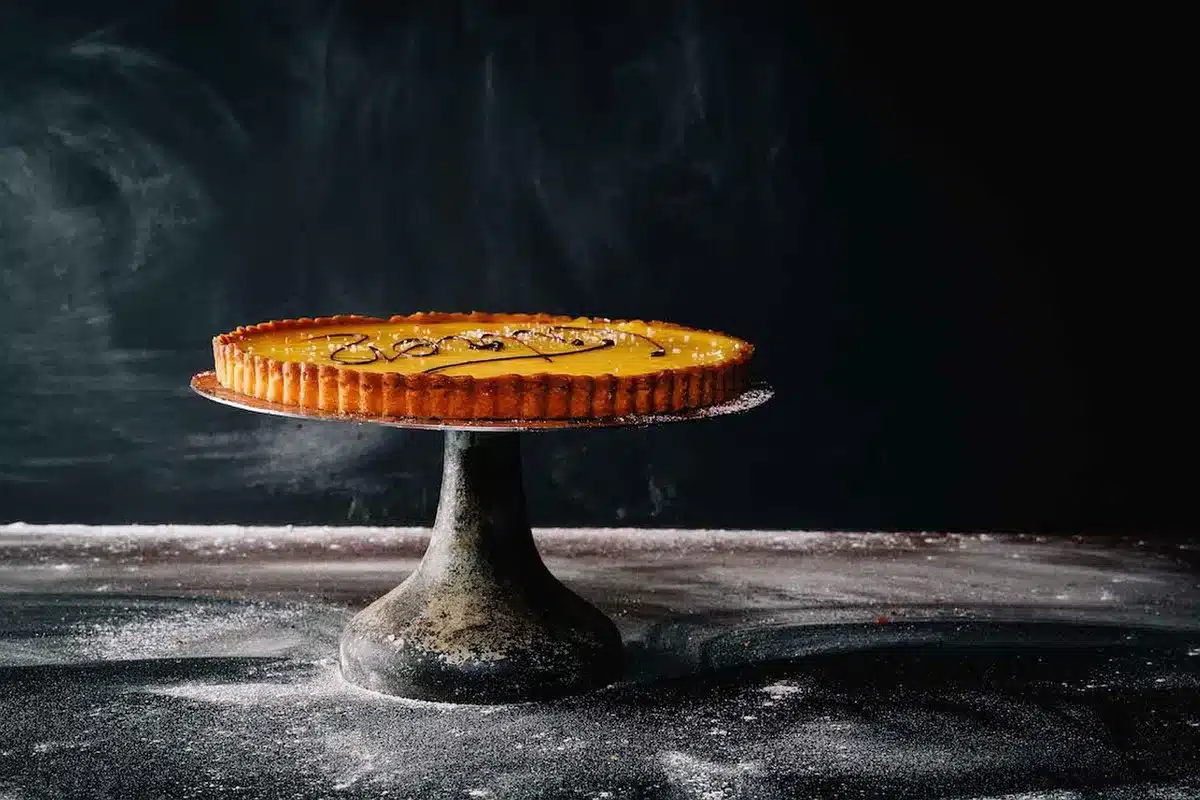 Compote de rhubarbe dans un bol ou tarte &agrave; la rhubarbe garnie