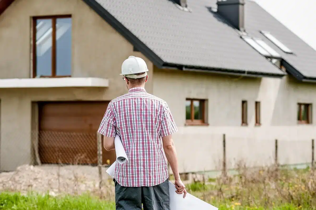 Couple discutant une liste de limites et de règles près d'une table
