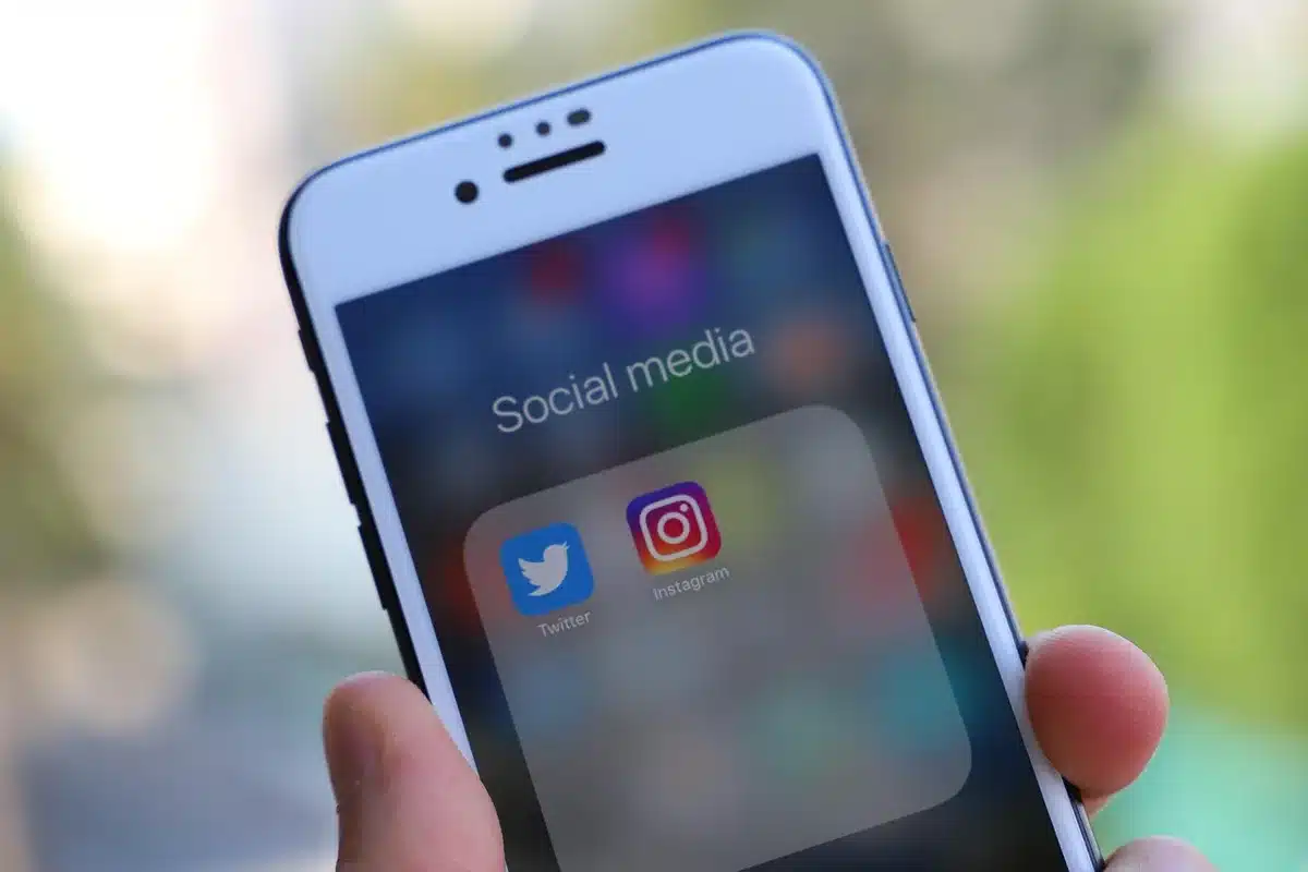Écran montrant un fil de réseaux sociaux consulté par un adolescent