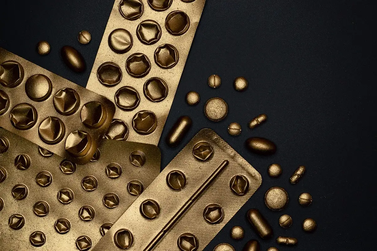 Pharmacien remettant un produit encapsulé au client au comptoir