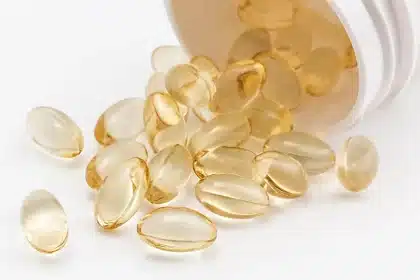 Comptoir de pharmacie en pleine journée, mains échangeant un petit produit
