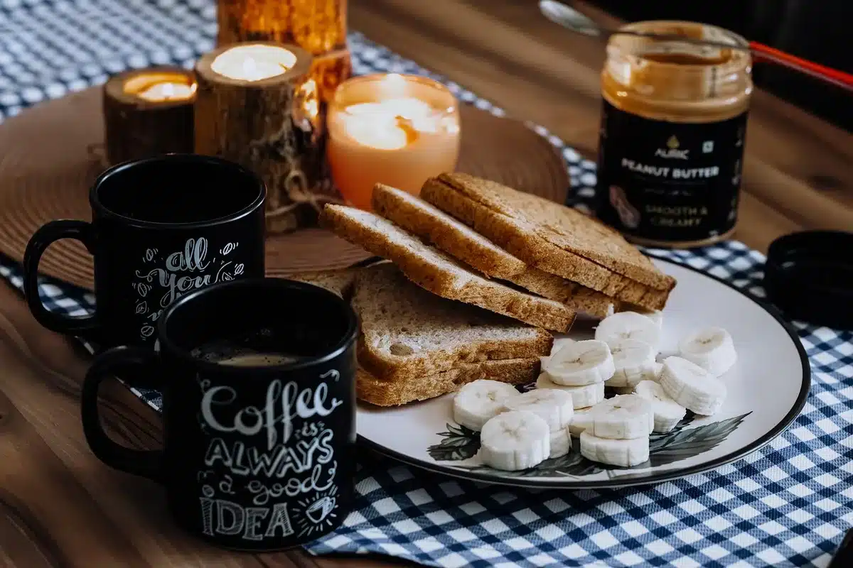 Deux tasses sur une table le matin, rituel quotidien simple