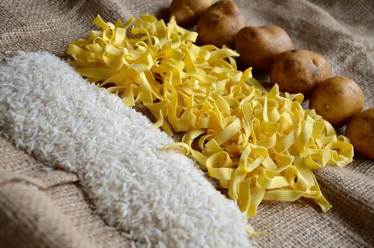 Gros plan sur une liste d'ingr&eacute;dients d'une bouteille de vinaigre