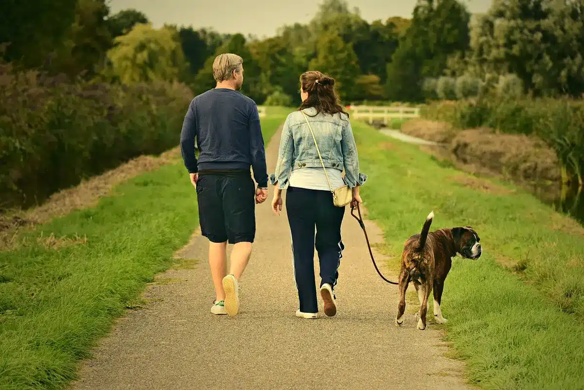 Couple faisant une courte promenade dehors pour se calmer