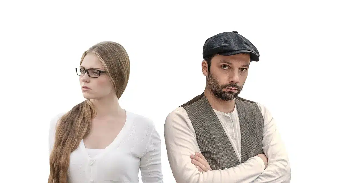 Deux personnes en désaccord montrant des signes de tension et de frustration dans la communication.
