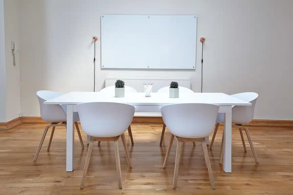 Chaise vide &agrave; c&ocirc;t&eacute; d'une table de f&ecirc;te &eacute;voquant une absence lors des c&eacute;l&eacute;brations