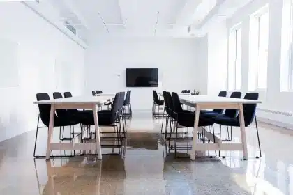 Table de fête vide avec une chaise vide et bougie, silhouettes floues en arrière-plan
