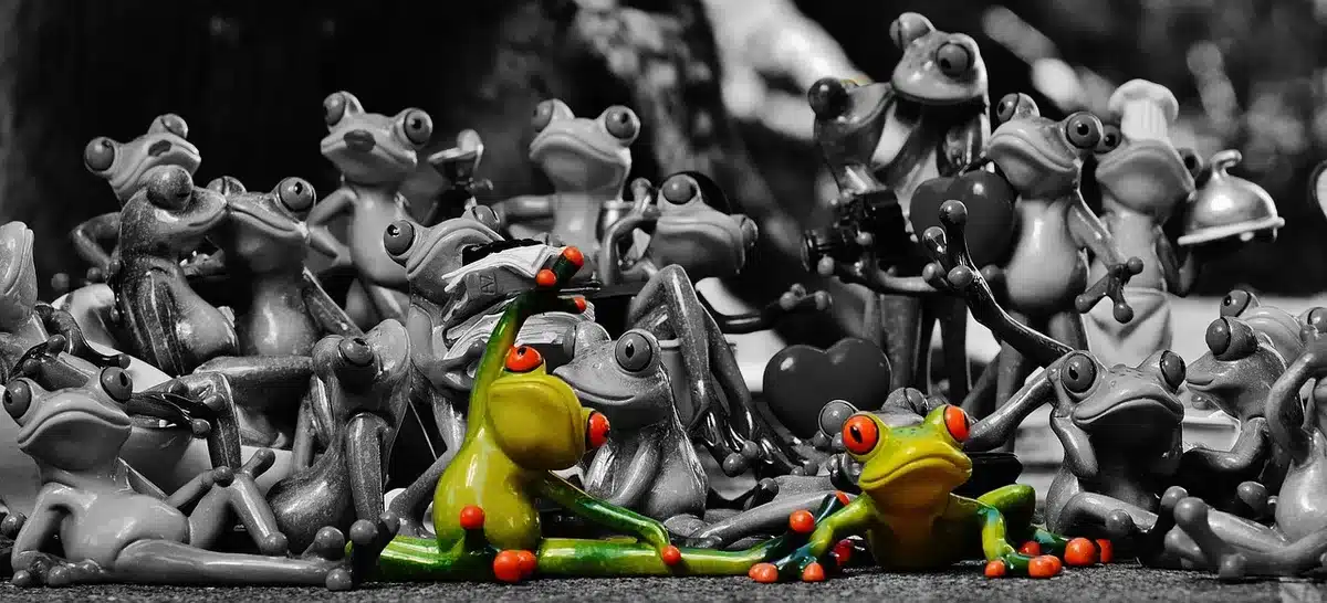 Une famille réunie autour d'une table de fête, une personne écoutant attentivement une autre en conversation.